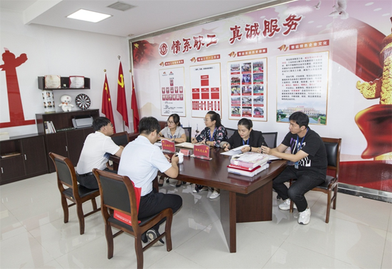 8月20日，天津经济技术开发区两新党委四科科长王云龙一行莅临恒运能源集团调研指导企业党建工作。
